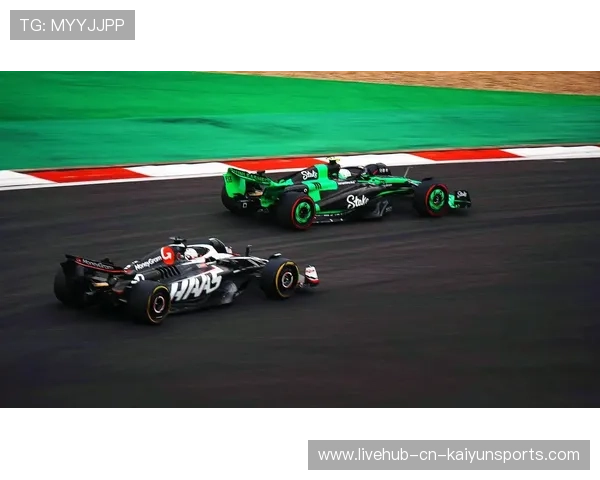 赛车弯心卡位压迫对手：极致驾驶的策略艺术