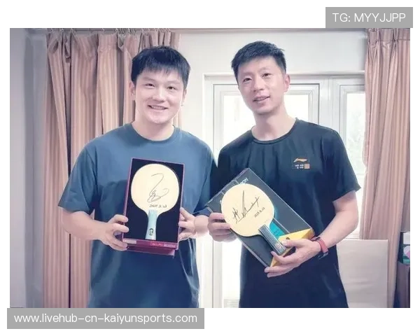 国际赛场闪耀，樊振东赢球后与教练合影留念，樊振东接下来的比赛